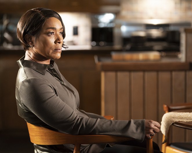 9-1-1 - Season 7 - Ashes, Ashes - De la película - Angela Bassett