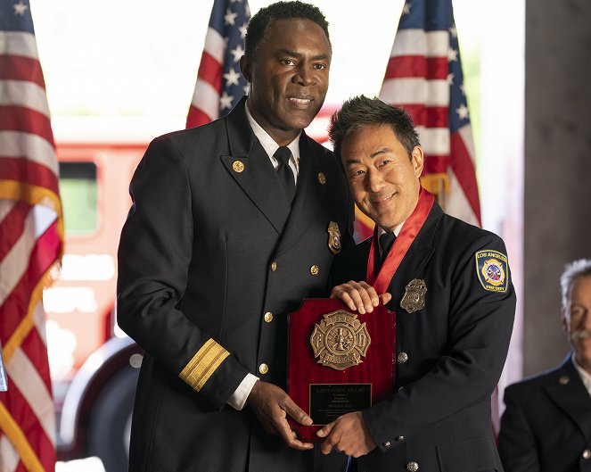 9-1-1 Notruf L.A. - Ashes, Ashes - Filmfotos - Richard Brooks, Kenneth Choi