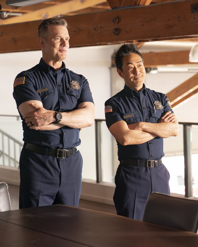 9-1-1 Notruf L.A. - Ashes, Ashes - Filmfotos - Peter Krause, Kenneth Choi