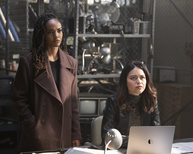 The Rookie - Season 6 - Escape Plan - Photos - Mekia Cox, Alyssa Diaz