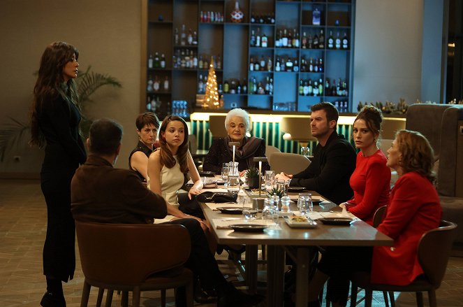 Aile - Episode 12 - Photos - Selin Şekerci, Canan Ergüder, İpek Çiçek, Emel Göksu, Kıvanç Tatlıtuğ, Serenay Sarıkaya