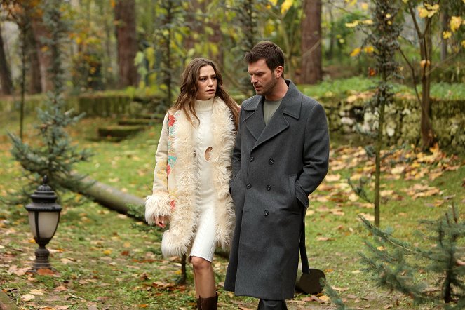 Aile - Episode 12 - Photos - Serenay Sarıkaya, Kıvanç Tatlıtuğ