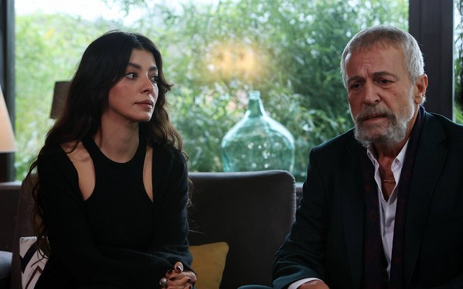 Aile - Episode 12 - De la película - Selin Şekerci, Musa Uzunlar