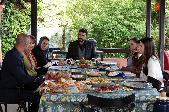 Hudutsuz Sevda - Episode 32 - Photos