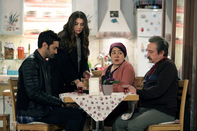 Láska, rozum, pomsta - Epizoda 23 - Z filmu - Mehmet Korhan Fırat, Burcu Özberk, Zeynep Kankonde, Süleyman Atanısev