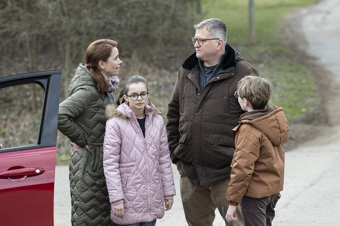 Jedna rodina - Mráček - Z filmu - Zuzana Vejvodová, Lotti Töpfer, Tomáš Jeřábek