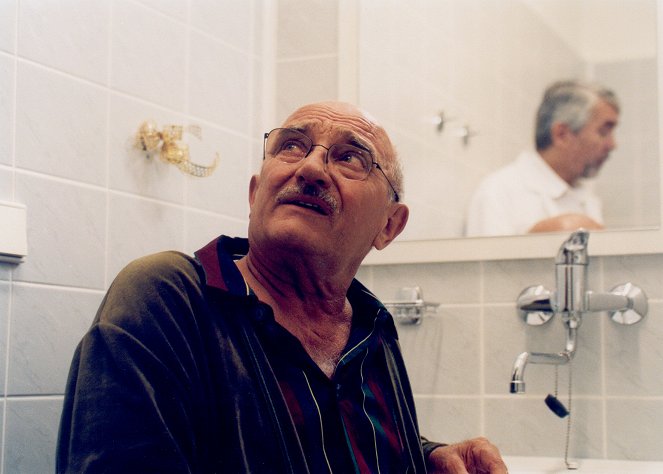 Kórház a város szélén 20 év múlva - Zatnuté zuby - Filmfotók - Josef Somr