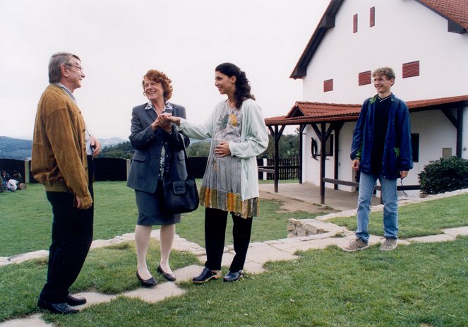 Das Krankenhaus am Rande der Stadt - 20 Jahre später - Slib - Filmfotos - Josef Dvořák, Iva Janžurová, Gabriela Csinová, Aleš Říha