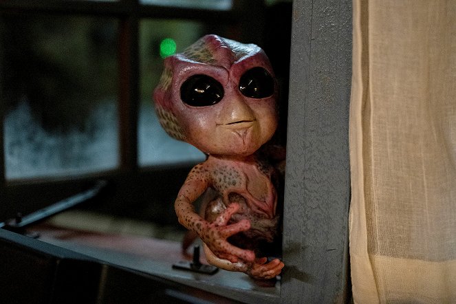 Resident Alien - Here Comes My Baby - De filmes