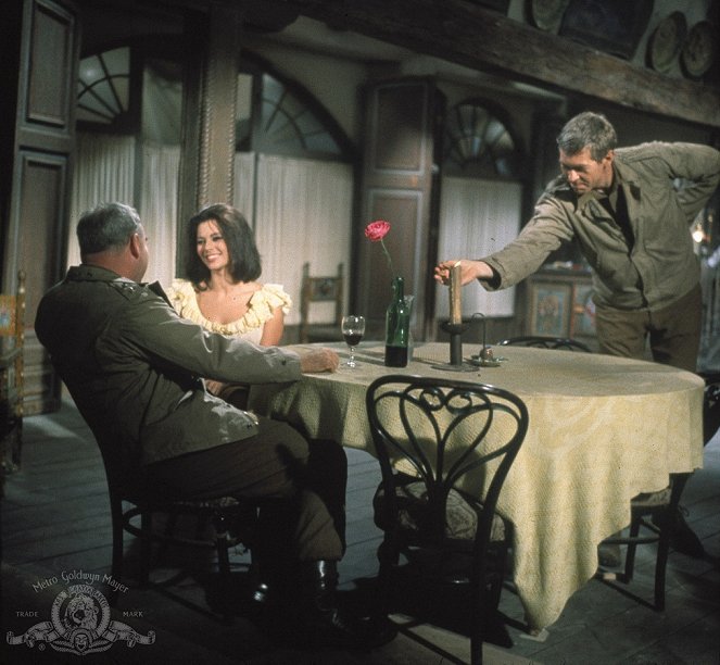 What Did You Do in the War, Daddy? - Z filmu - Giovanna Ralli, James Coburn