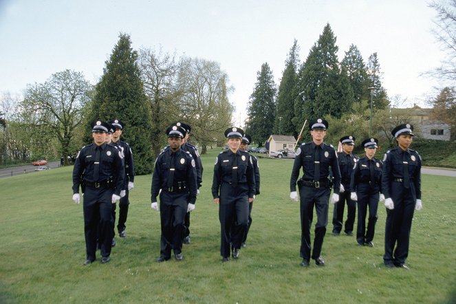 Loca academia de policía: La serie - De la película