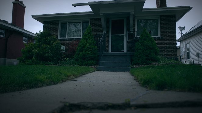 Worst Roommate Ever - Season 2 - Burning Down the House - Van film