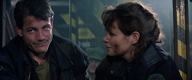 Moon 44 - Filmfotos - Michael Paré, Lisa Eichhorn