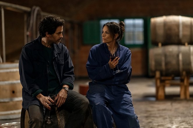 Land of Women - Chapter 2 - Filmfotos - Santiago Cabrera, Eva Longoria