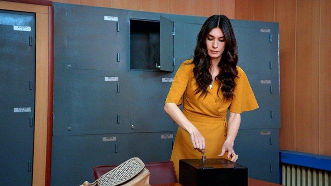 Love and Hate - Episode 34 - Photos - Burcu Kıratlı