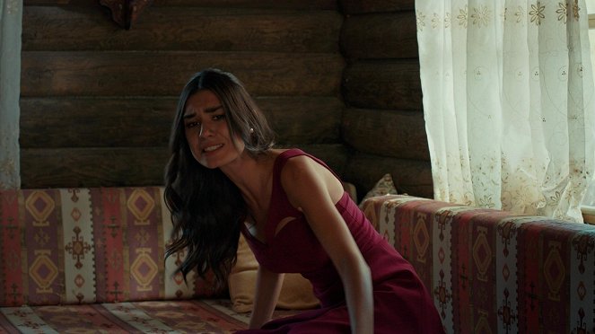 Aşk ve Mavi - Season 2 - Episode 6 - Filmfotos - Burcu Kıratlı