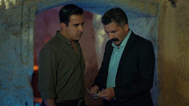 Aşk ve Mavi - Season 2 - Episode 6 - Filmfotos - Emrah Erdoğan, Cüneyt Mete