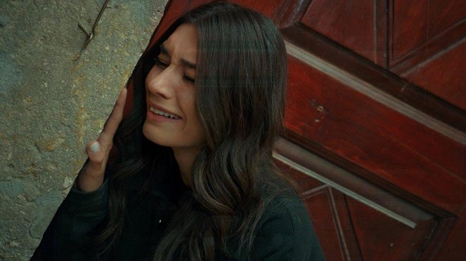 Aşk ve Mavi - Episode 29 - Filmfotos - Burcu Kıratlı