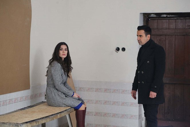 Aşk ve Mavi - Episode 21 - Filmfotos - Burcu Kıratlı, Emrah Erdoğan