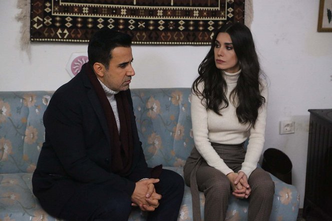 Aşk ve Mavi - Episode 21 - Filmfotos - Emrah Erdoğan, Burcu Kıratlı