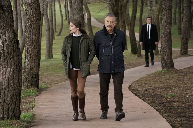 Girl in the Glass - Episode 2 - Photos - Burcu Biricik, Tamer Levent