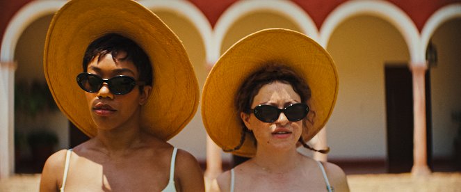 Vészjelzés - Filmfotók - Naomi Ackie, Alia Shawkat