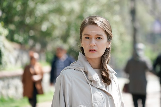 Girl in the Glass - Episode 4 - Photos - Burcu Biricik