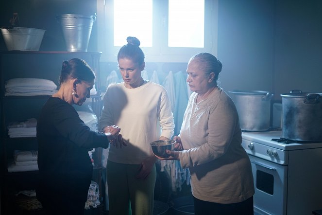 Girl in the Glass - Episode 6 - Photos - Nur Sürer, Burcu Biricik, Nihal Menzil