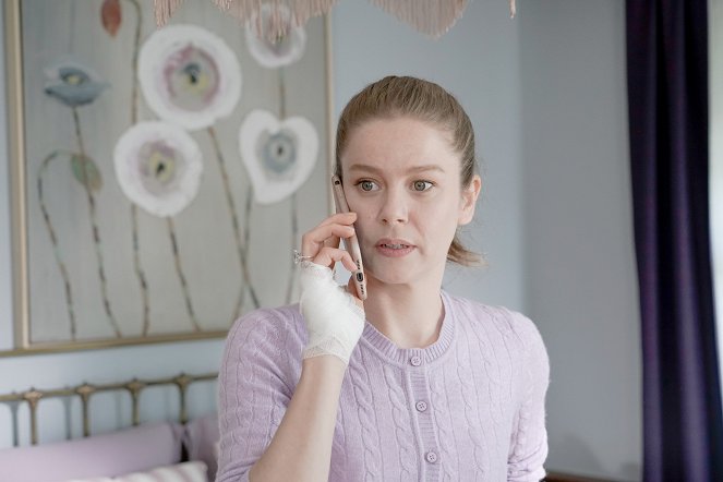 Girl in the Glass - Episode 6 - Photos - Burcu Biricik