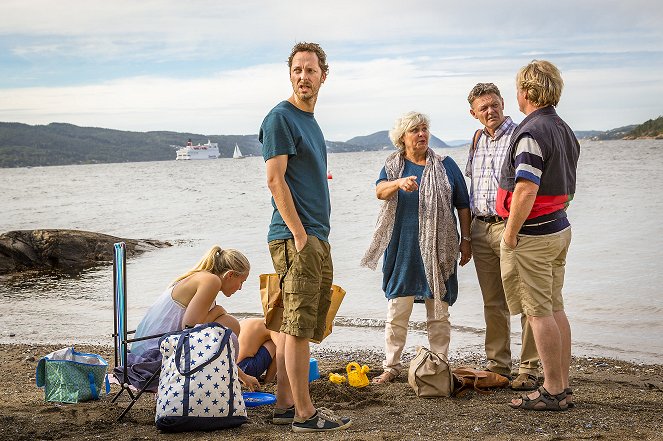 Neste sommer - Season 1 - Do filme - Trond Fausa, Ellen Horn, John Nyutstumo