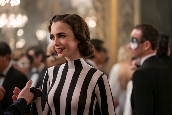 Emily in Paris - Masquerade - Van film - Lily Collins