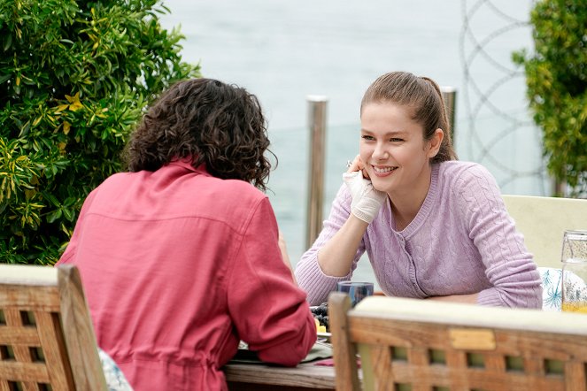 Camdaki Kız - Episode 7 - Filmfotos - Burcu Biricik