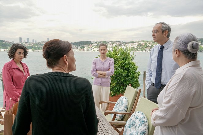 Camdaki Kız - Episode 7 - Filmfotos - Merve Polat, Burcu Biricik, Şerif Erol