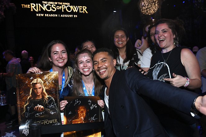 Le Seigneur des Anneaux : Les anneaux de pouvoir - Season 2 - Événements - The Lord Of The Rings: The Rings Of Power – SDCC Cast Fan Signing at Venue 808 on July 26, 2024 in San Diego, California.