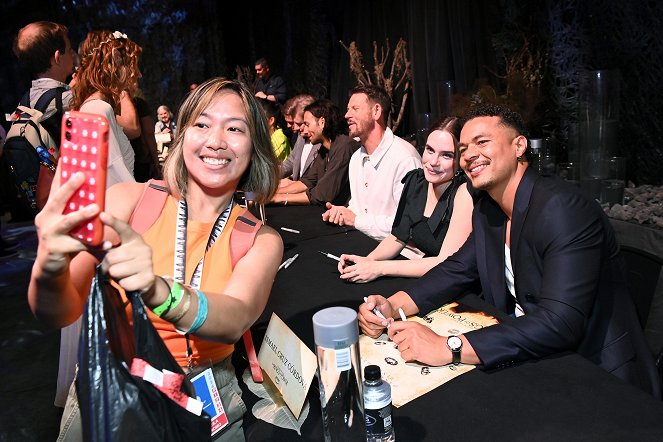 Le Seigneur des Anneaux : Les anneaux de pouvoir - Season 2 - Événements - The Lord Of The Rings: The Rings Of Power – SDCC Cast Fan Signing at Venue 808 on July 26, 2024 in San Diego, California.