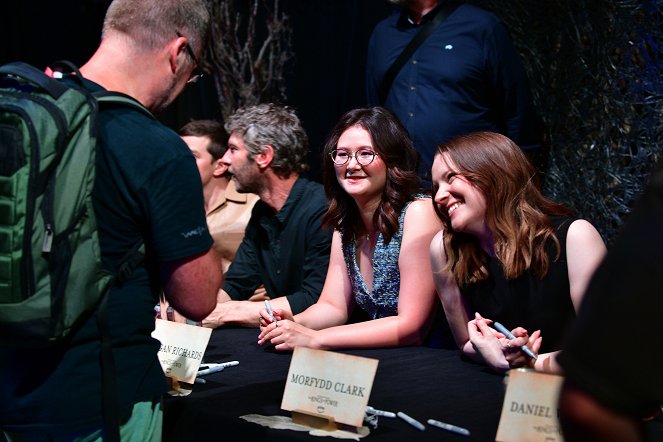 Władca Pierścieni: Pierścienie Władzy - Season 2 - Z imprez - The Lord Of The Rings: The Rings Of Power – SDCC Cast Fan Signing at Venue 808 on July 26, 2024 in San Diego, California.