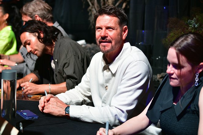 Le Seigneur des Anneaux : Les anneaux de pouvoir - Season 2 - Événements - The Lord Of The Rings: The Rings Of Power – SDCC Cast Fan Signing at Venue 808 on July 26, 2024 in San Diego, California.