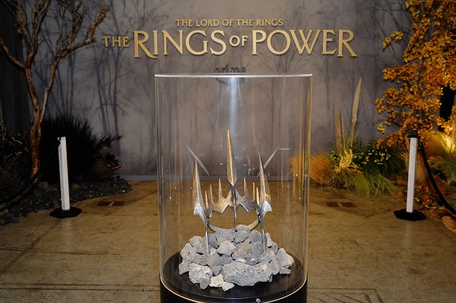 The Lord of the Rings: The Rings of Power - Season 2 - Eventos - The Lord Of The Rings: The Rings Of Power – SDCC Cast Fan Signing at Venue 808 on July 26, 2024 in San Diego, California.