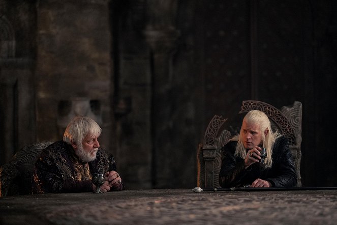 House of the Dragon - The Red Dragon and the Gold - Van film - Simon Russell Beale, Matt Smith