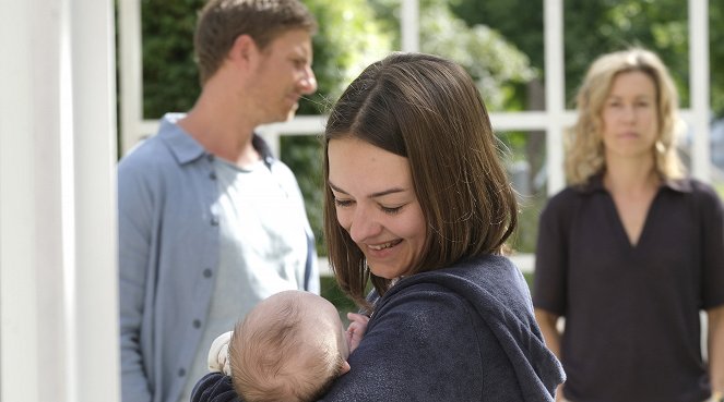 Toni, männlich, Hebamme - Baby im Korb - Van film