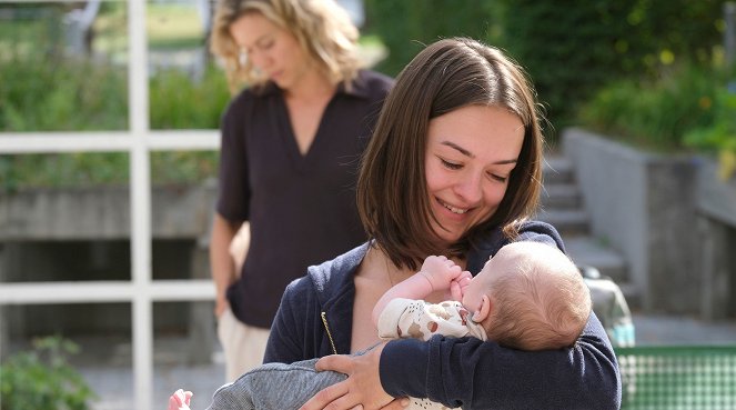 Toni, männlich, Hebamme - Baby im Korb - Photos