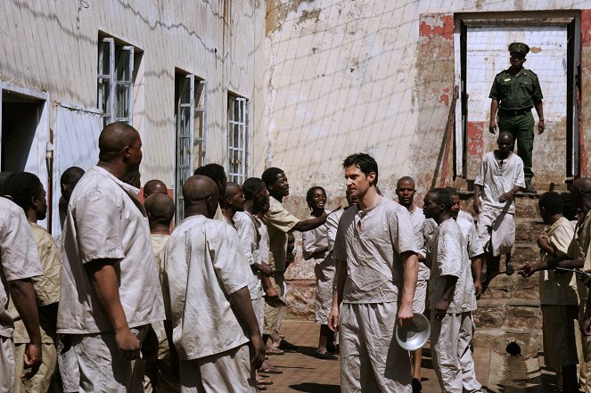 Protiúder - Zimbabwe - Part 1 - Z filmu - Richard Armitage