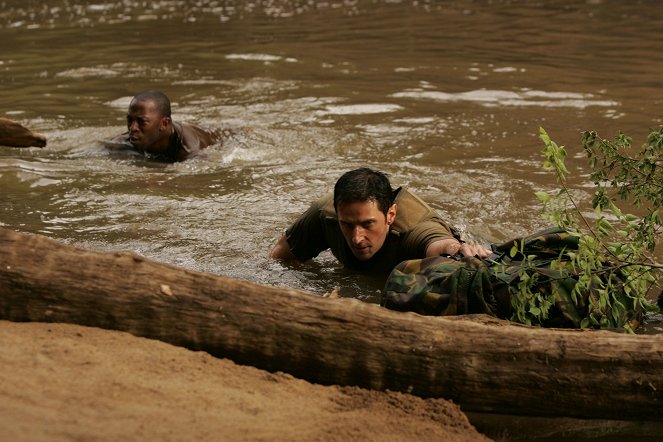 Strike Back - Zimbabwe - Part 2 - Van film - Shaun Parkes, Richard Armitage