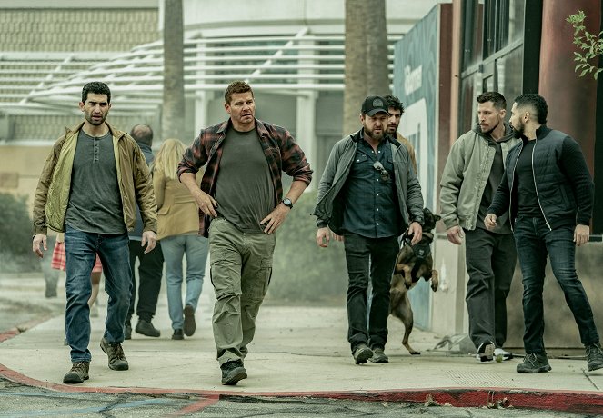 SEAL Team - Season 7 - Chaos in the Calm - Filmfotos - Raffi Barsoumian, David Boreanaz, A. J. Buckley, Beau Knapp, Neil Brown Jr.