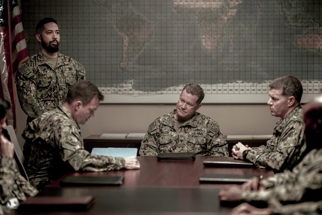 SEAL Team - Season 7 - Chaos in the Calm - Van film - Neil Brown Jr., Dylan Walsh