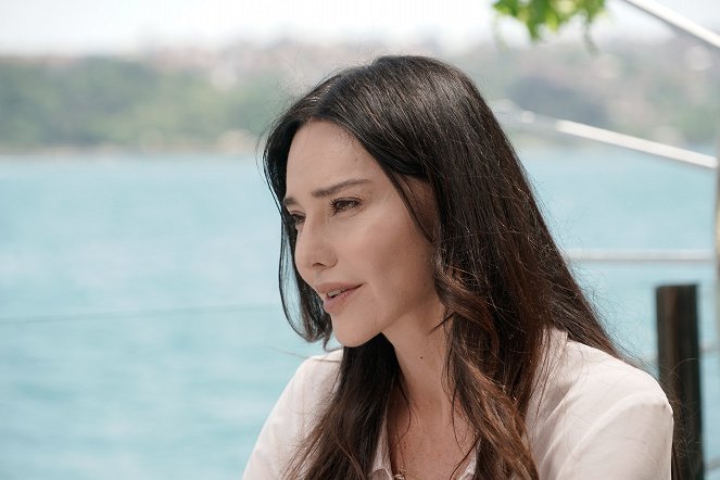 Camdaki Kız - Episode 8 - Film - Hande Ataizi