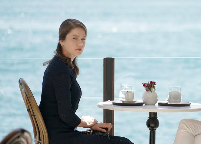 Girl in the Glass - Episode 8 - Photos - Burcu Biricik