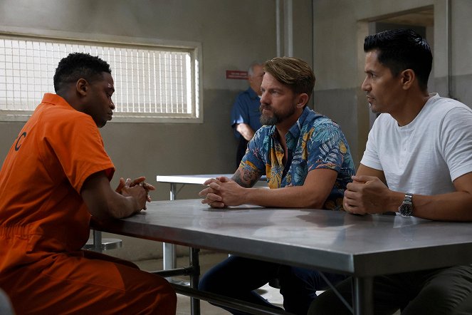 Magnum P.I. - Season 5 - Night Has a Thousand Eyes - Photos - Zachary Knighton, Jay Hernandez