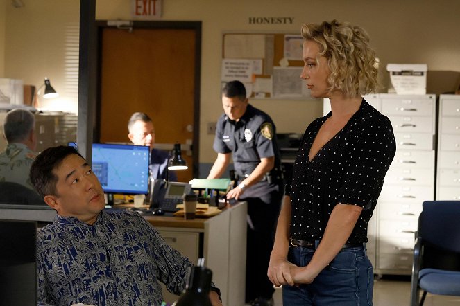 Magnum P.I. - Season 5 - Night Has a Thousand Eyes - Photos - Tim Kang, Perdita Weeks