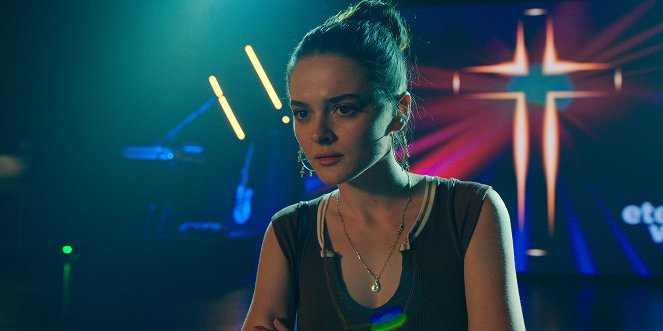 Bad Monkey - A Hundred Bucks Says You Won’t - Do filme - Charlotte Lawrence